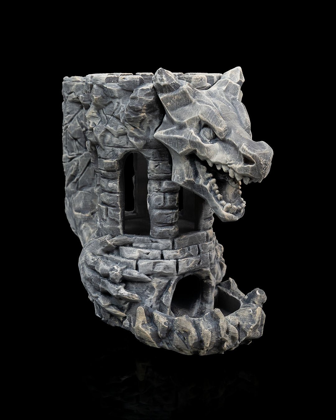 Frontalansicht Drachenkopf am Würfelturm mit geöffnetem Maul und Turmfenstern, graue Steinoptik – 3D-Druck Münch3D