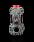 Drachen-Festungs-Dosenhalter mit eingesetzter Getränkedose, Frontalansicht mit Drachenkopf und Turm in grauer Steinoptik – 3D-Druck Münch3D