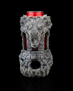 Drachen-Festungs-Dosenhalter mit eingesetzter Getränkedose, Frontalansicht mit Drachenkopf und Turm in grauer Steinoptik – 3D-Druck Münch3D