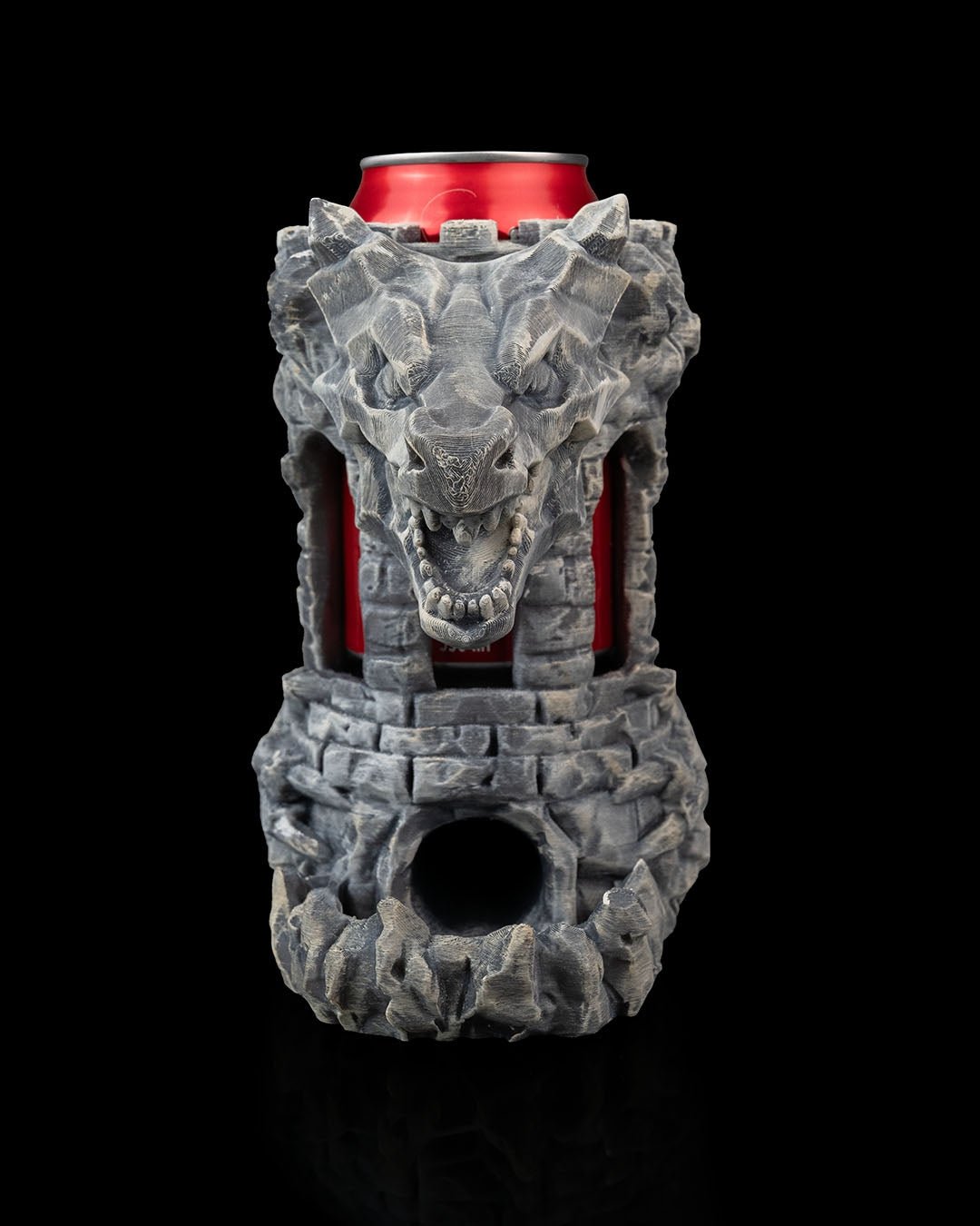 Drachen-Festungs-Dosenhalter mit eingesetzter Getränkedose, Frontalansicht mit Drachenkopf und Turm in grauer Steinoptik – 3D-Druck Münch3D