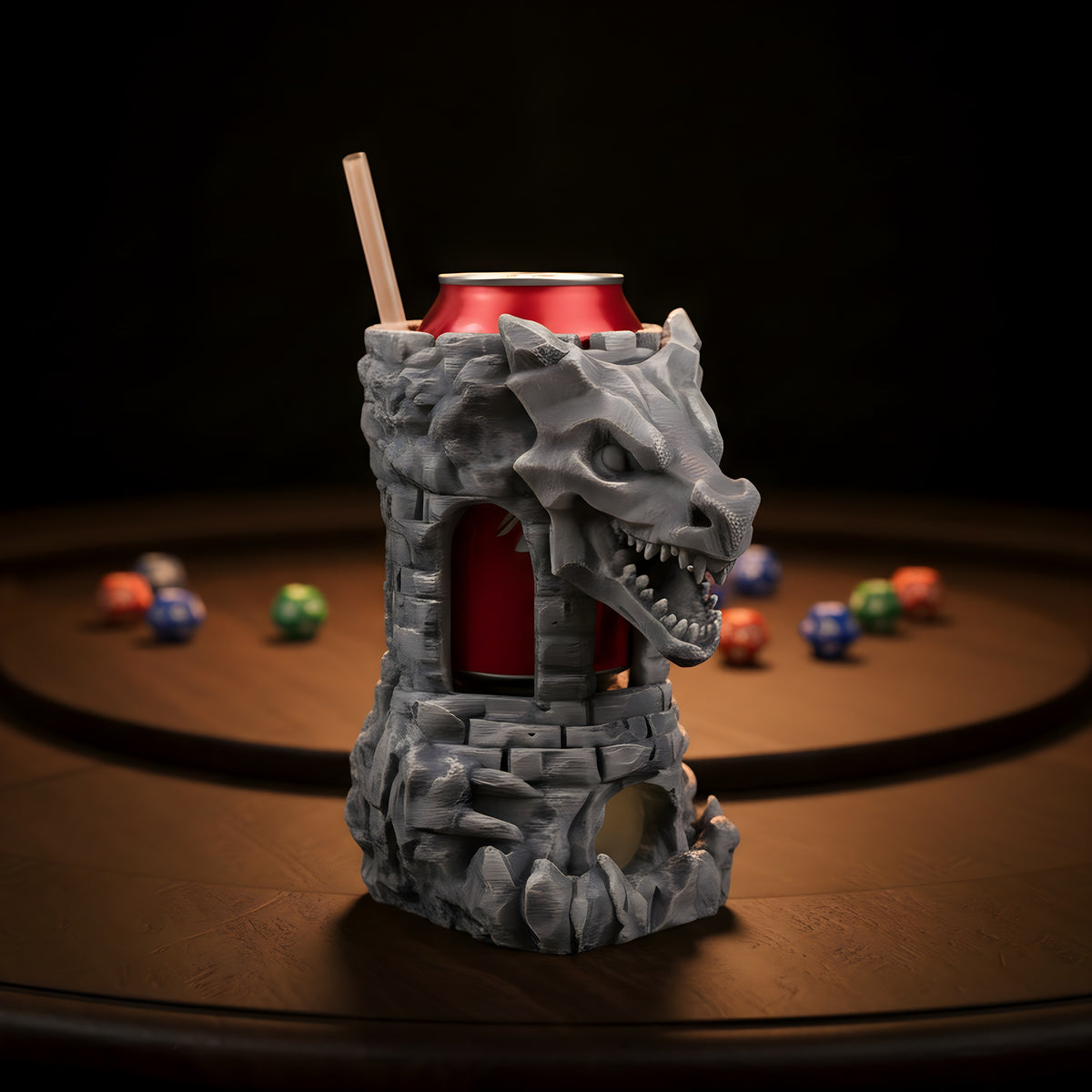 Drachen-Festungs-Dosenhalter mit eingesetzter Getränkedose, weitere Perspektive auf dunklem Walnuss-Spieltisch mit verstreuten Würfeln – Münch3D