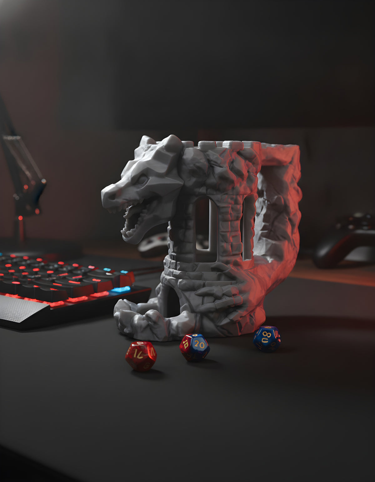 Drachen-Festungs-Würfelturm unbemalt in Silbergrau, Frontalansicht auf mattschwarzem Gaming-Schreibtisch neben roter RGB-Tastatur, drei Würfel liegen am Sockel verstreut