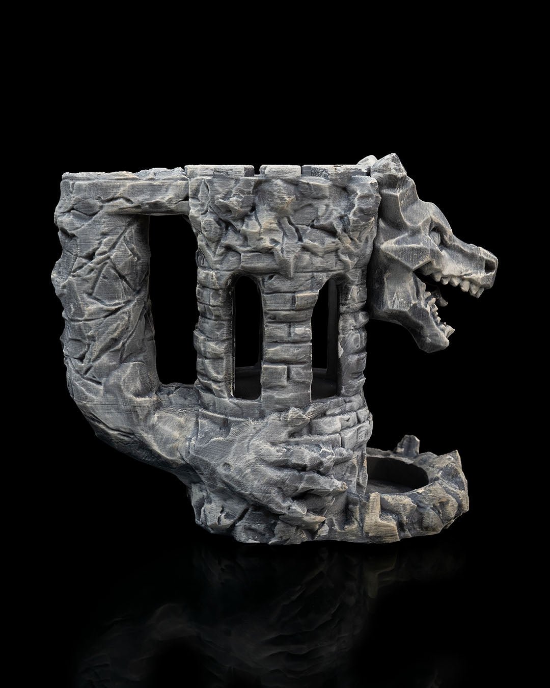 Drachen-Festungs-Würfelturm Gesamtansicht mit Drachenschädel und Fangschale, graue Steinoptik – 3D-Druck Münch3D