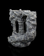 Drachen-Festungs-Würfelturm Rückansicht mit geschwungener Steinmauer und zwei offenen Turmfenstern, kein Drachenkopf im Bild sichtbar, graue Steinoptik – 3D-Druck Münch3D