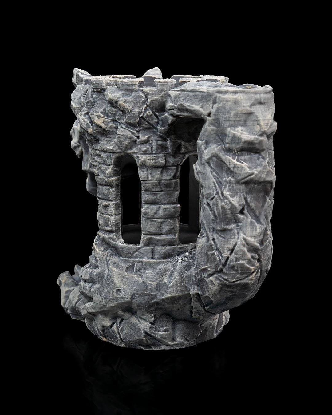 Drachen-Festungs-Würfelturm Rückansicht mit geschwungener Steinmauer und zwei offenen Turmfenstern, kein Drachenkopf im Bild sichtbar, graue Steinoptik – 3D-Druck Münch3D