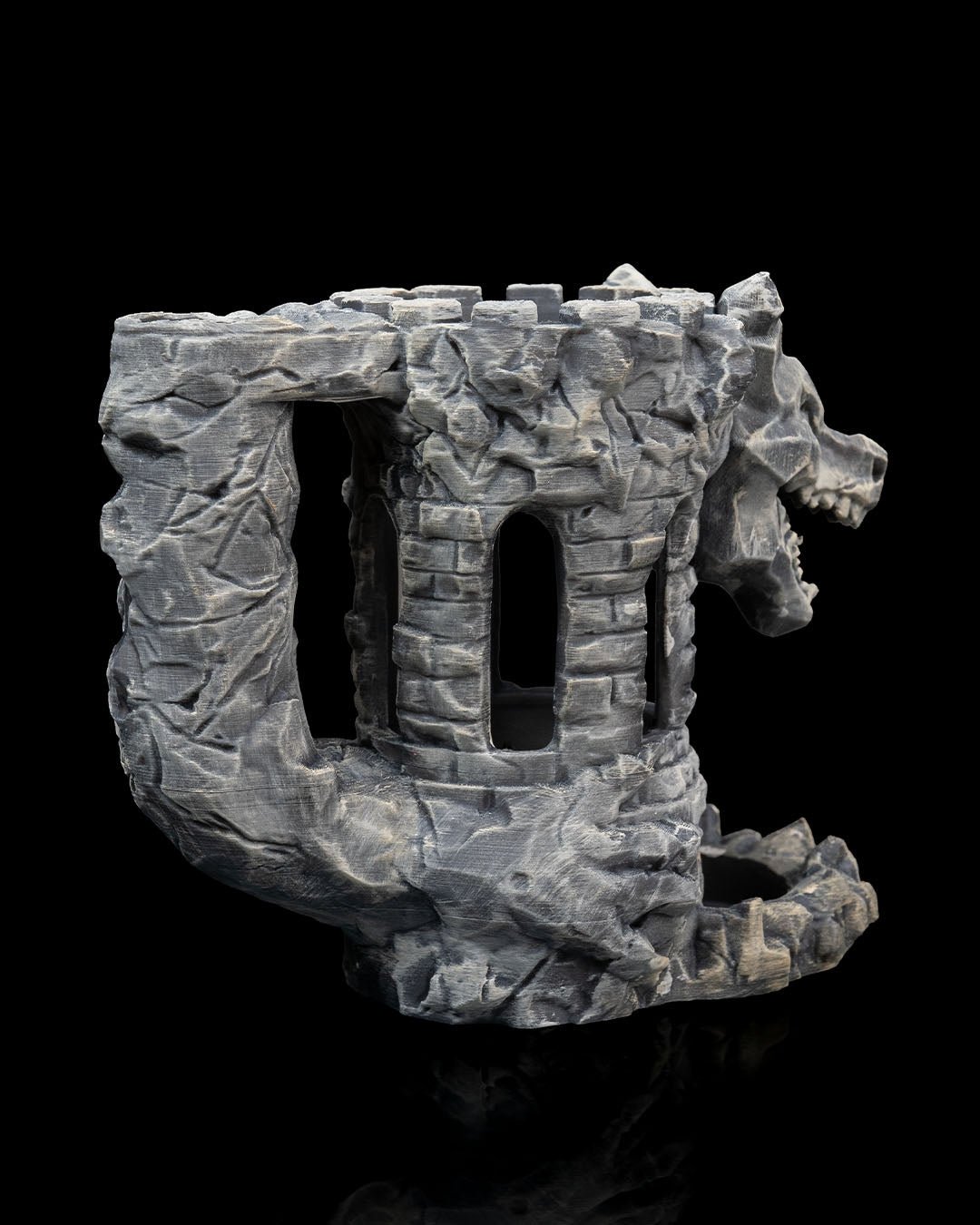 Detailansicht Drachenschädel am Würfelturm mit geöffneter Fangschale für Würfel – graue Steinoptik Münch3D