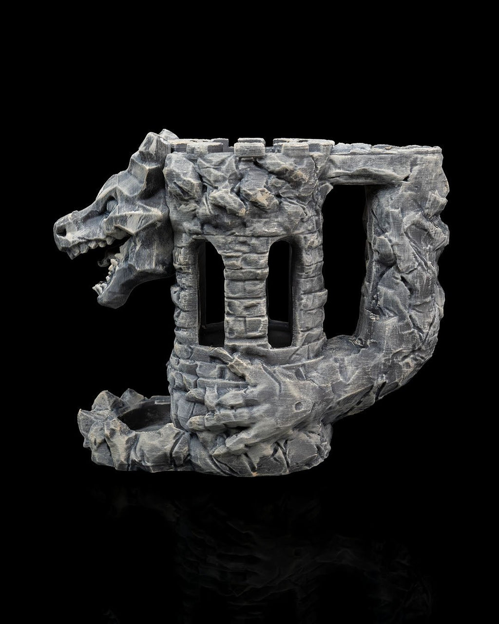 Drachen-Festungs-Würfelturm ohne Dose, Seitenansicht mit Drachenkopf und offenen Turmfenstern – graue Steinoptik Münch3D