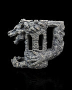 Drachen-Festungs-Würfelturm ohne Dose, Seitenansicht mit Drachenkopf und offenen Turmfenstern – graue Steinoptik Münch3D