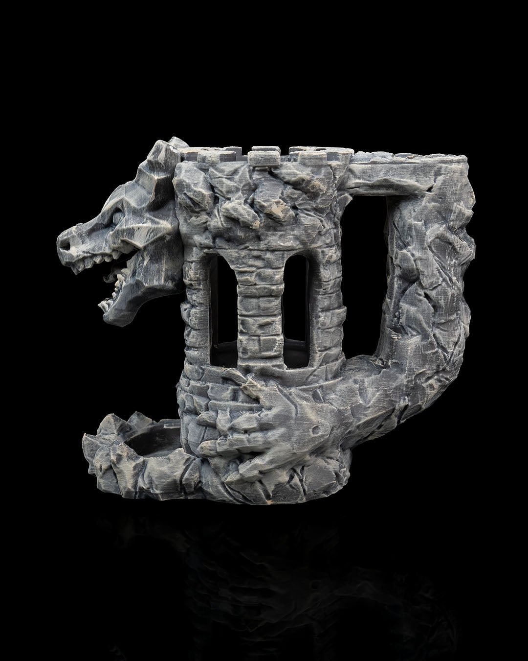 Drachen-Festungs-Würfelturm ohne Dose, Seitenansicht mit Drachenkopf und offenen Turmfenstern – graue Steinoptik Münch3D