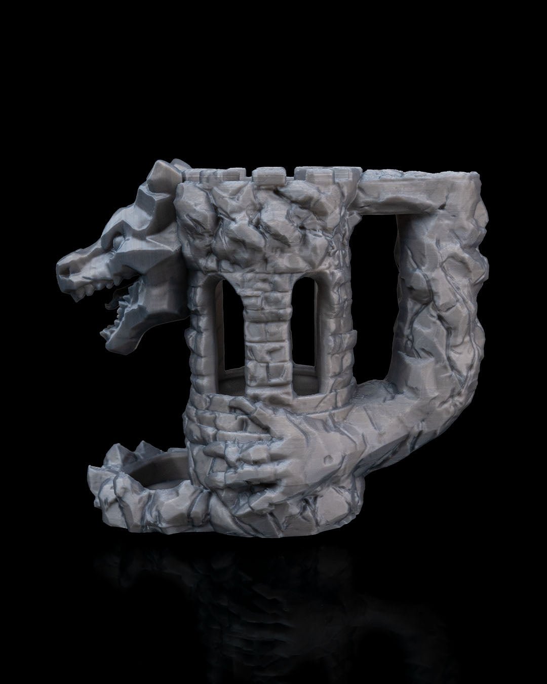 Dragon's Fortress unbemalt in einheitlichem Silbergrau, Dreiviertelansicht mit Drachenkopf und Fangschale – Lieferzustand 3D-Druck