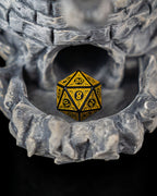 Nahaufnahme gelb-schwarzer W20-Würfel in der Fangschale des Drachen-Würfelturms, graue Steinoptik – 3D-Druck Münch3D