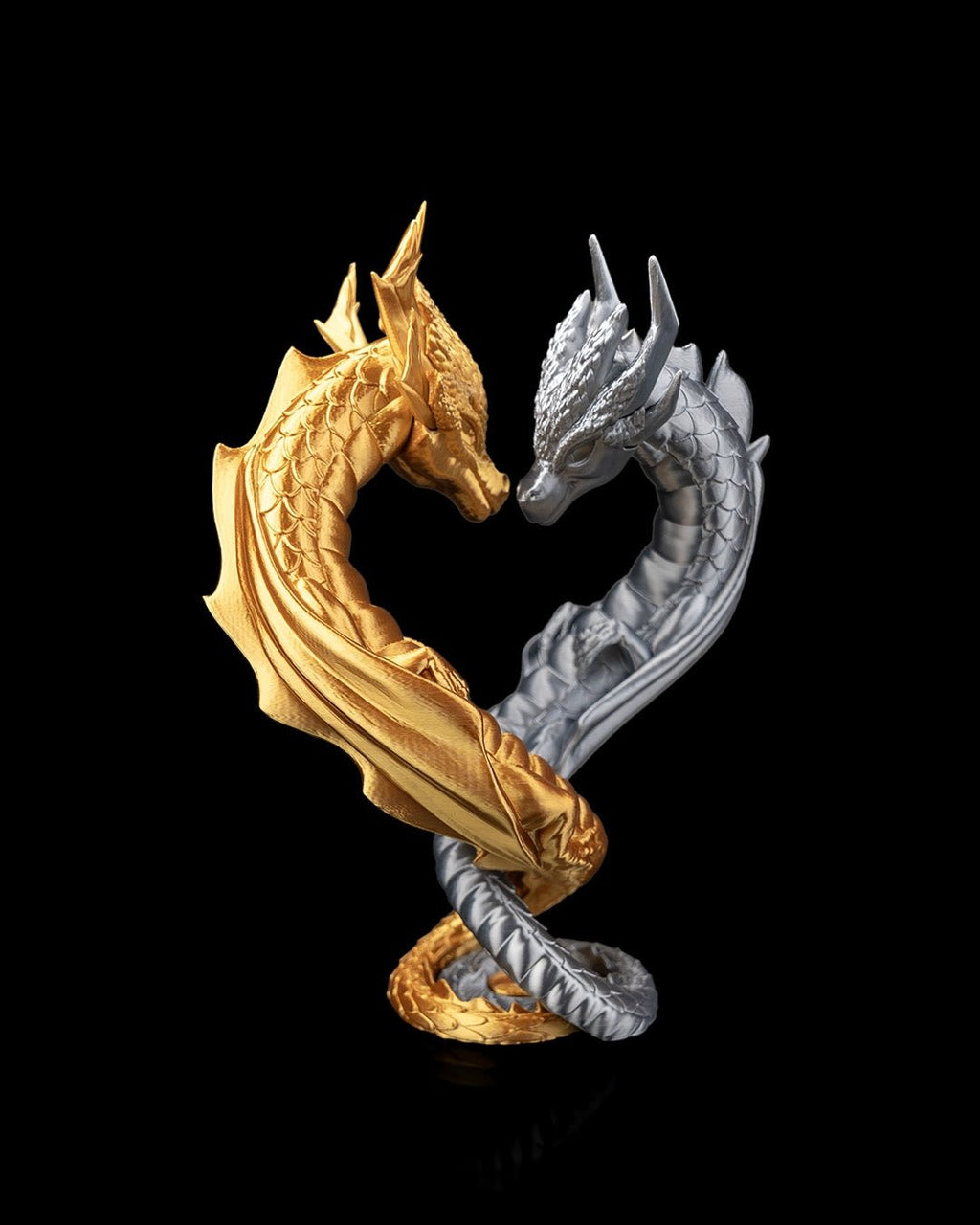 Drachen-Herz-Skulptur Gold & Silber, Frontalansicht vor Schwarz – Münch3D Fantasy