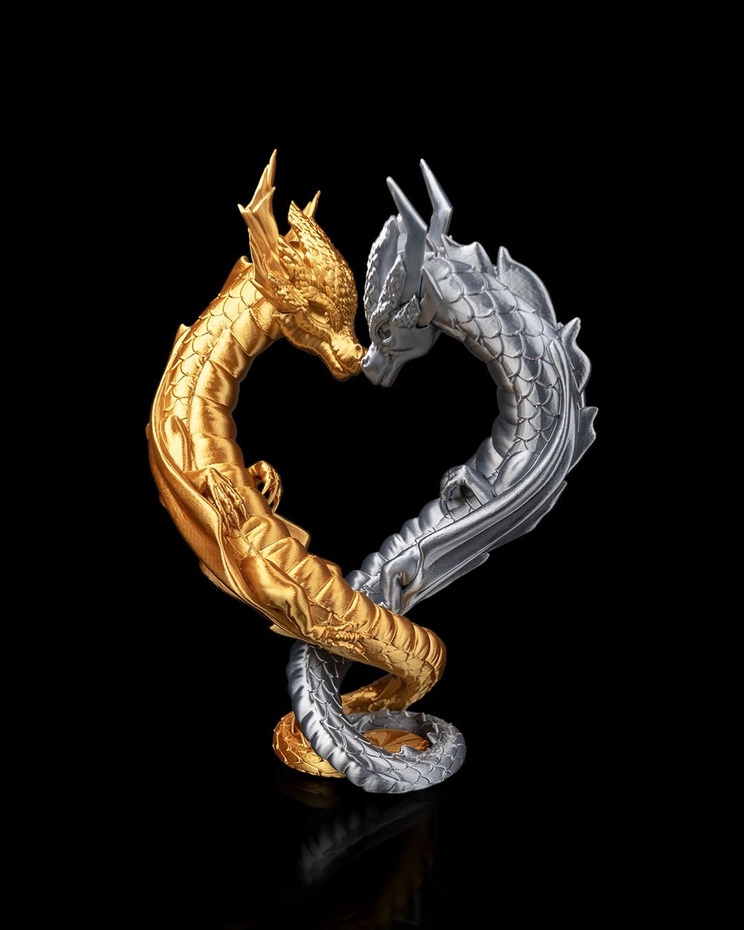 Zwei Drachen formen Herzform in Gold & Silber, Ansicht schräg von vorne – 3D-Druck Münch3D Kraichtal