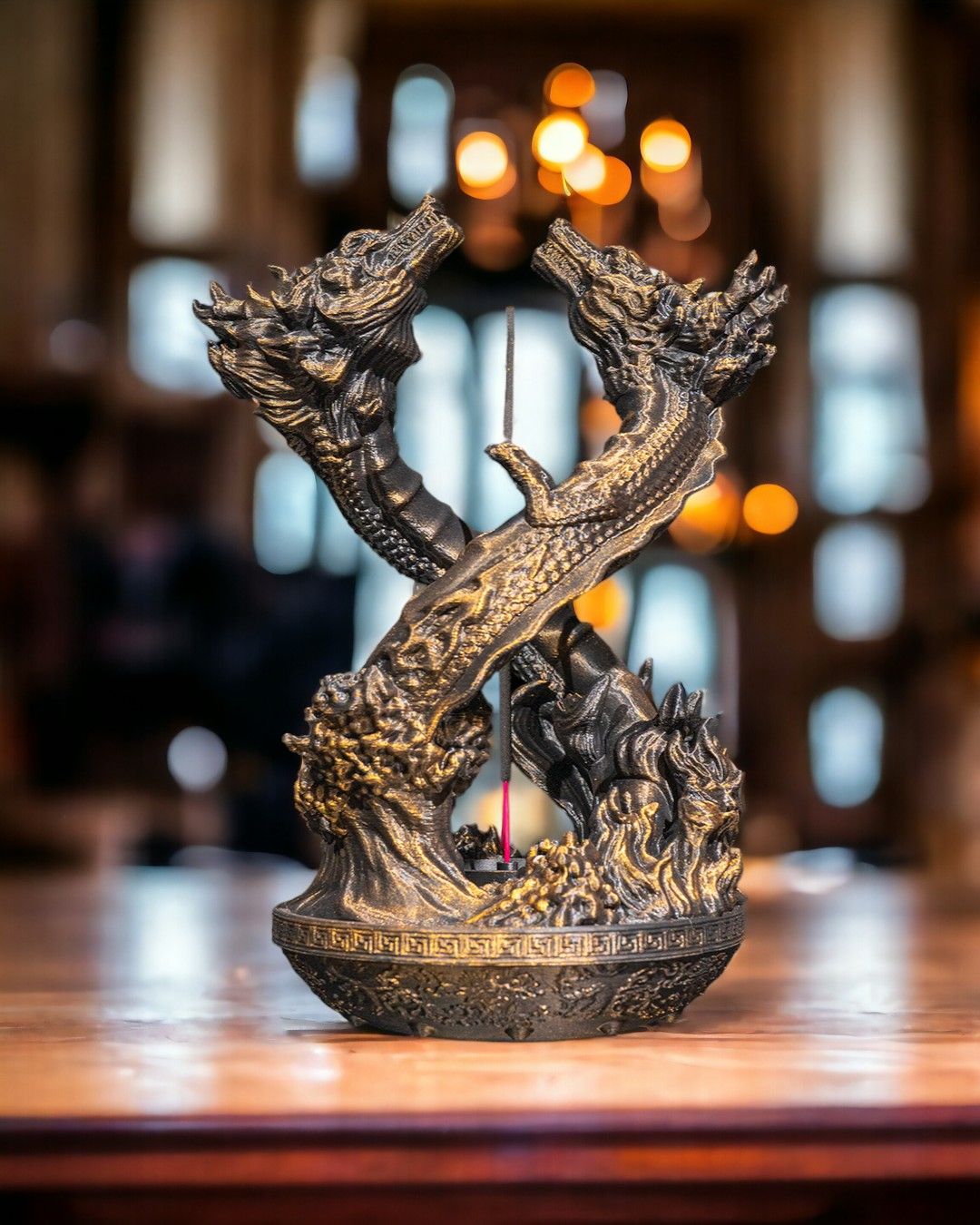 Drachen-Räucherstäbchenhalter auf Holztisch, Frontalansicht mit Räucherstäbchen, unscharfer Hintergrund mit Lichtern – Münch3D
