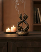 Drachen-Räucherstäbchenhalter auf dunklem Sideboard mit Kerzenlicht, Seitenansicht mit aufsteigendem Rauch – Münch3D