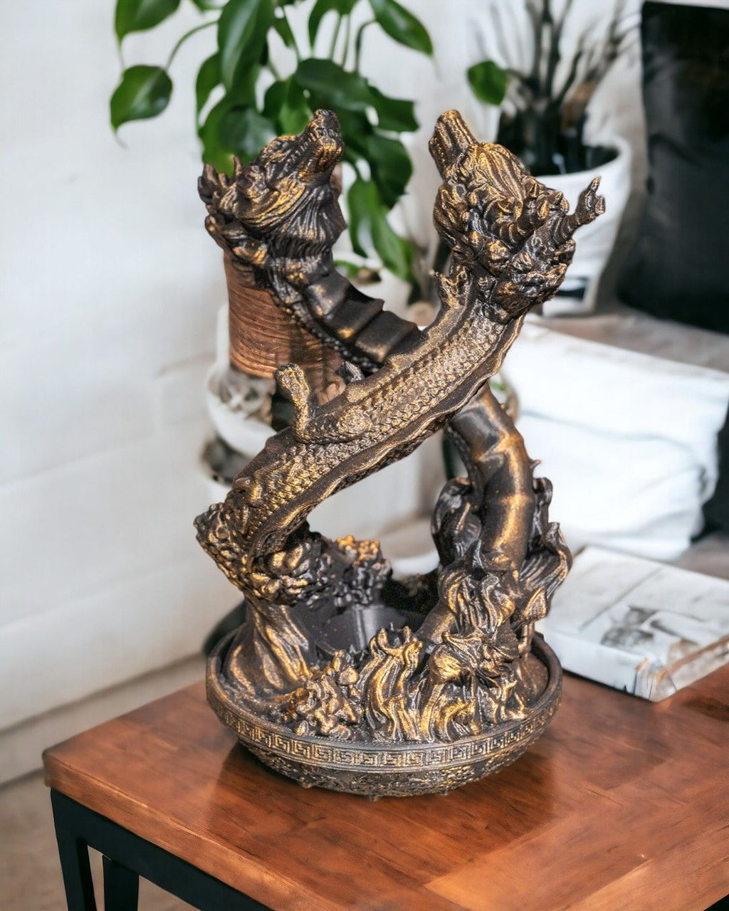 Drachen-Räucherstäbchenhalter auf Beistelltisch, Ansicht mit Zimmerpflanze im Hintergrund – Münch3D