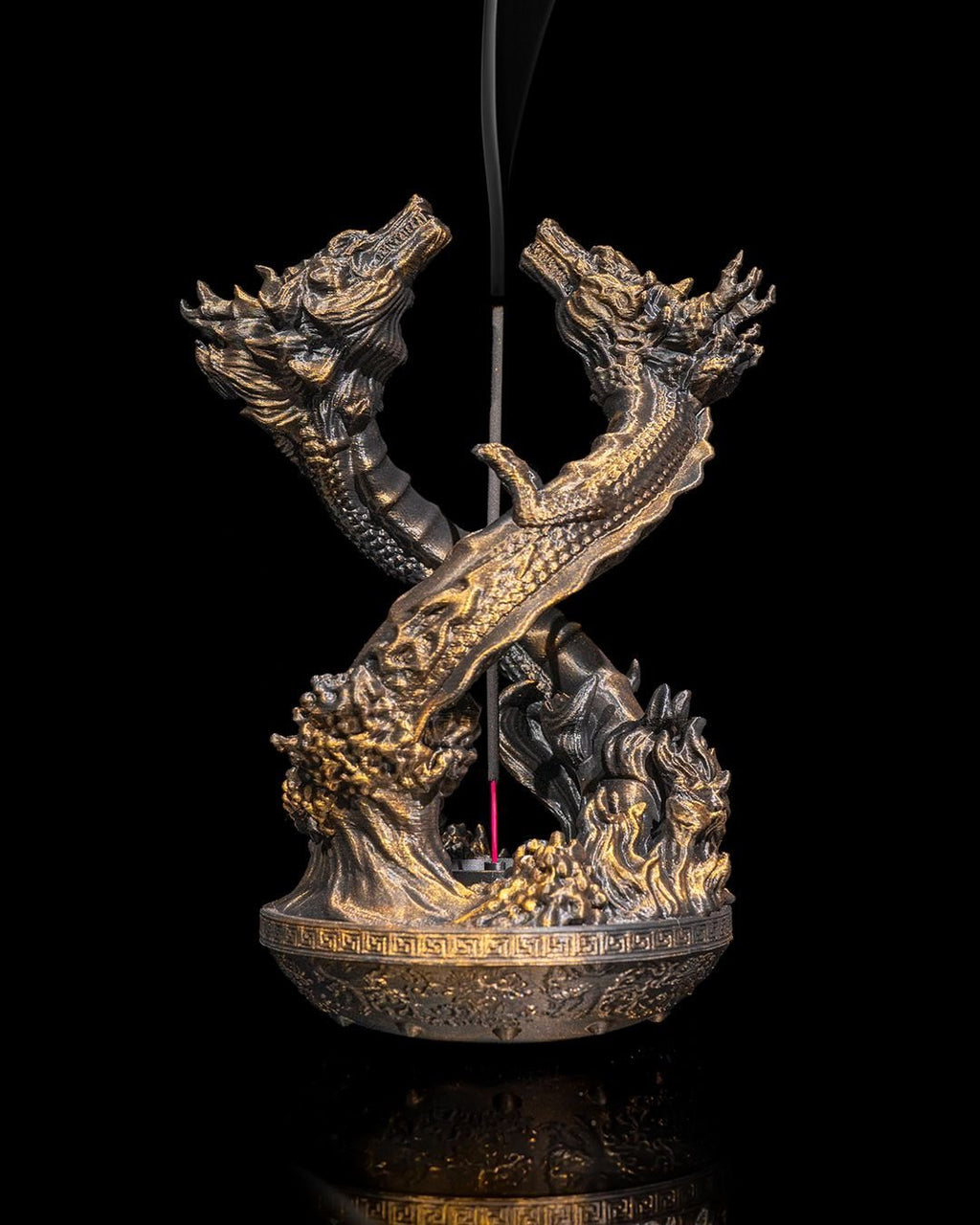 Drachen-Räucherstäbchenhalter mit brennendem Räucherstäbchen und Rauchfahne vor schwarzem Hintergrund – Münch3D