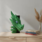 Grüner Drachenkopf Book Nook auf einem Sideboard neben Büchern und Trockenblumen-Vase im Tageslicht