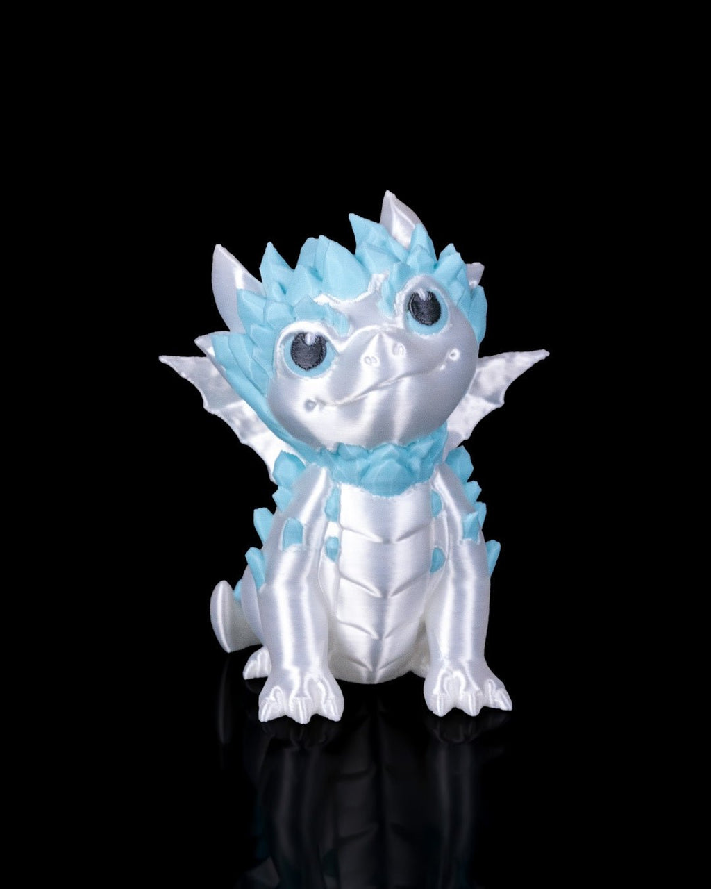 Weiß-blauer Eisdrache, Frontalansicht mit glänzendem Körper vor schwarzem Hintergrund