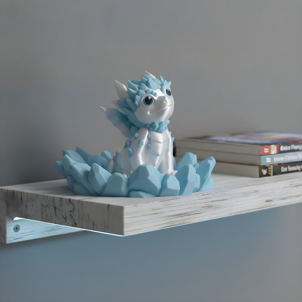 Weiß-blauer Eisdrache auf hellblauer Kristallbasis, auf weiß lackiertem Wandregal mit Fantasy-Büchern und kühlem Eis-Licht