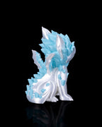 Weiß-blauer Eisdrache, Rückansicht mit ausgebreiteten Flügeln und geschwungenem Schwanz