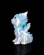 Weiß-blauer Eisdrache, Seitenansicht sitzend vor schwarzem Hintergrund