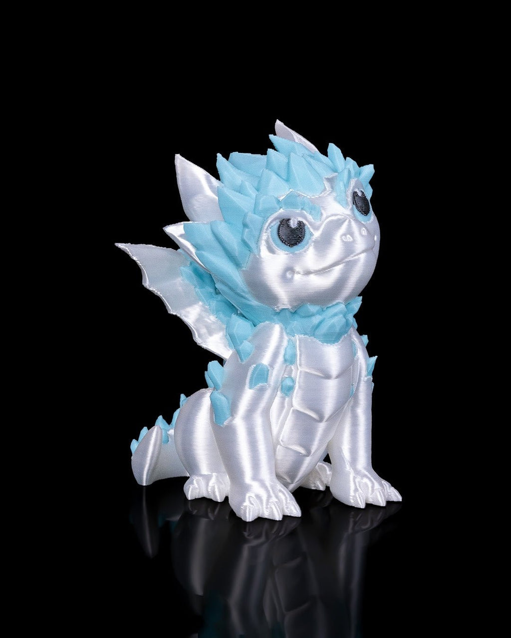 Weiß-blauer Eisdrache, seitliche Ansicht mit eisblauen Kristallstacheln an Kopf und Rücken