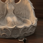 Detailaufnahme der Kirchenfenster-Rosette und der Engelsfigur der Gothic-Schmuckschale mit Ring
