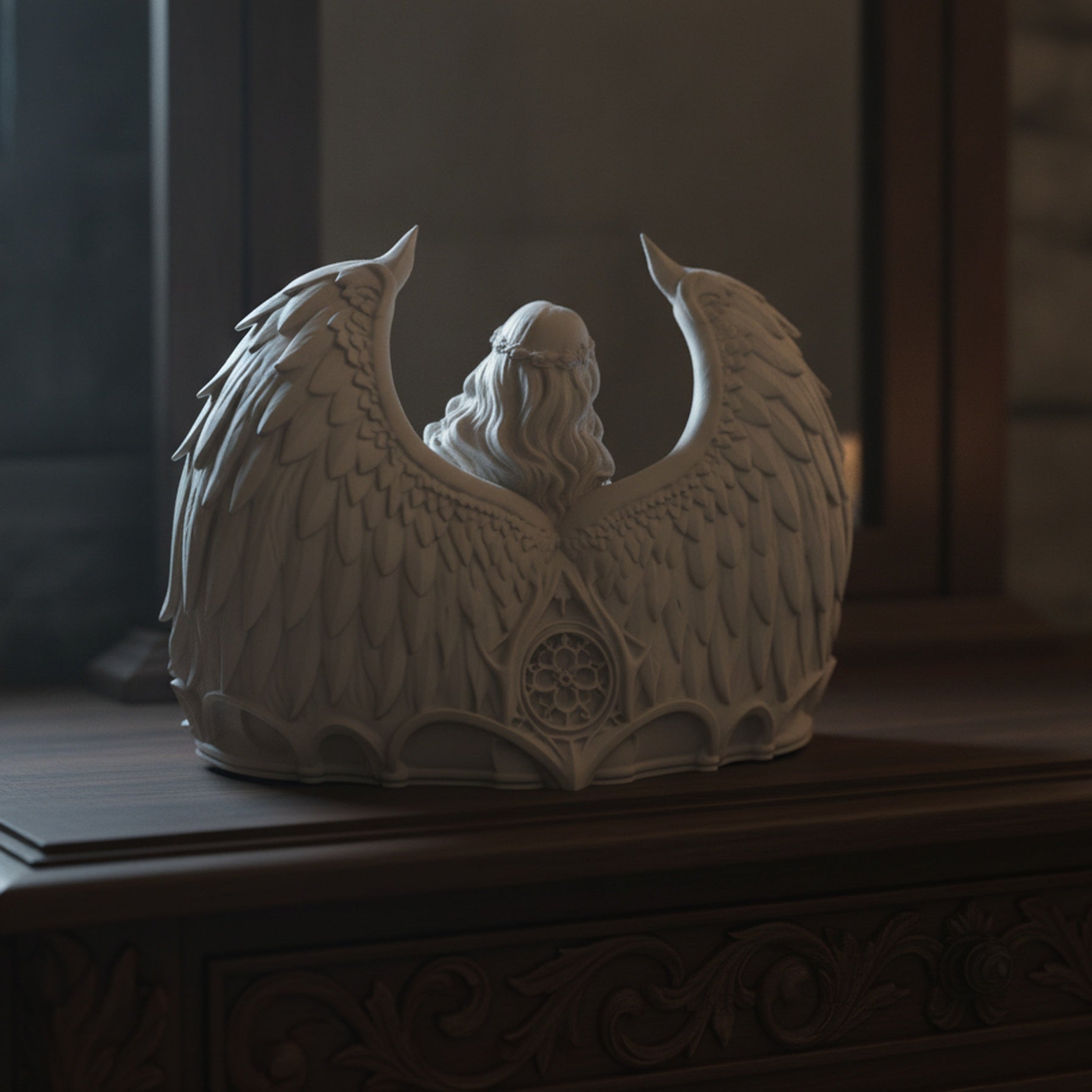 Rückansicht der Engel-Schmuckschale mit ausgebreiteten Flügeln und Kirchenfenster-Rosette am Schalenrand