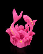 Fische-Skulptur in Pink, Frontalansicht mit zwei Fischen im Yin-Yang-Design und Sternzeichen-Symbol am Sockel, vor schwarzem Hintergrund