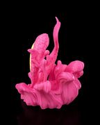 Nahaufnahme Fische-Sternzeichen-Figur in Pink: Schuppenstruktur und gelbe Bauchstreifen eines Fisches, vor schwarzem Hintergrund