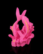 Fische-Sternzeichen-Figur in Pink, Seitenansicht mit dynamischer Bewegung der beiden Fische, vor schwarzem Hintergrund
