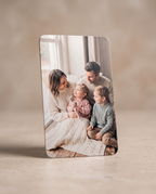 Foto-Kühlschrankmagnet mit demselben Familienfoto wie zuvor, auf hellem sandfarbenem Untergrund