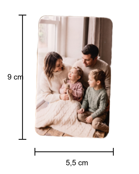 Maßgrafik Foto-Kühlschrankmagnet – Höhe 9 cm, Breite 5,5 cm, mit Familienfoto als Beispielmotiv