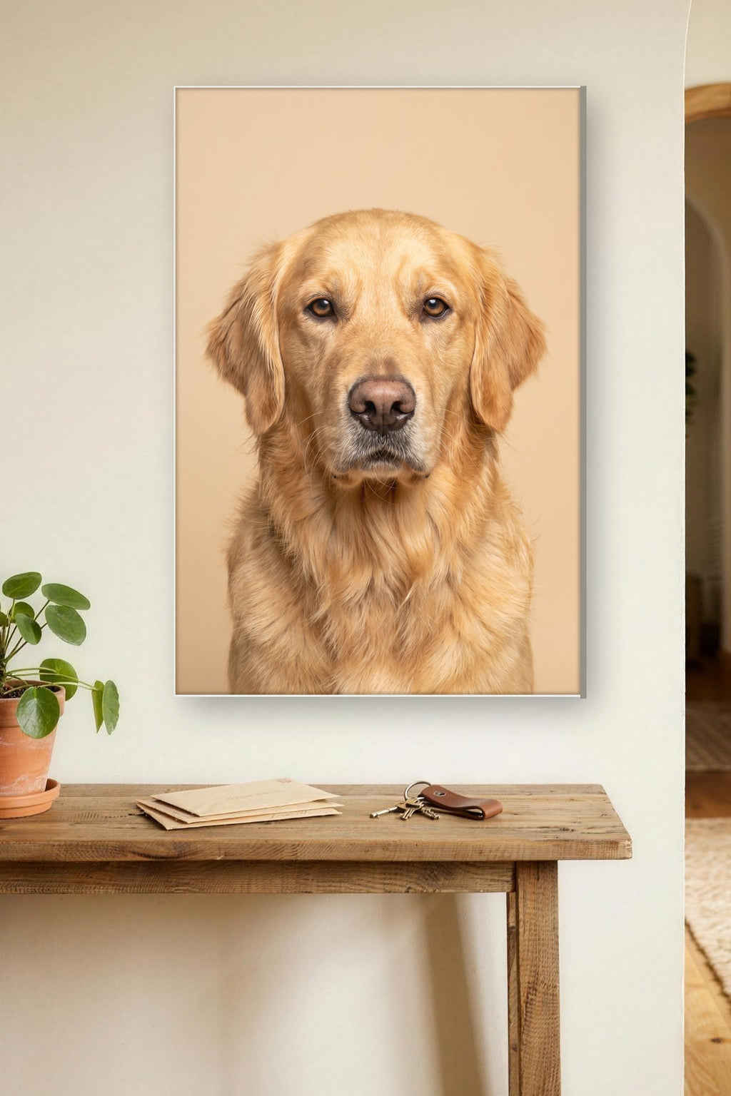 Foto-Wandbild aus Acrylglas mit Hundeporträt im Hochformat, aufgehängt im Eingangsbereich über Konsolentisch