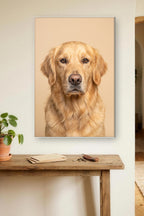 Foto-Wandbild aus Acrylglas mit Hundeporträt im Hochformat, aufgehängt im Eingangsbereich über Konsolentisch