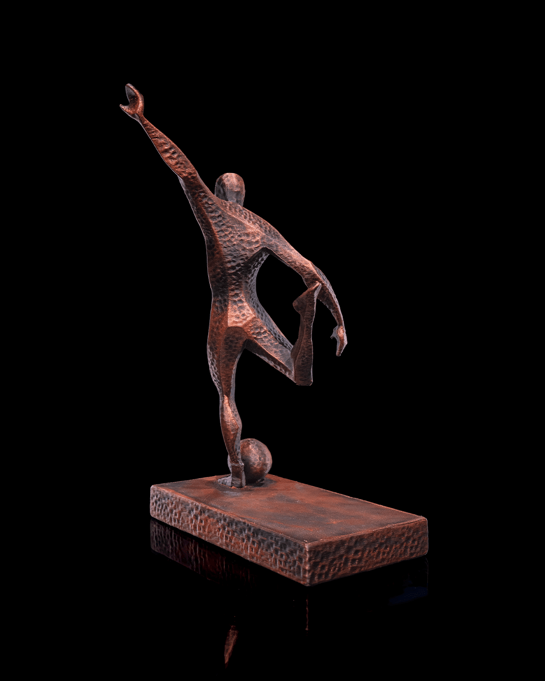 Fußballspieler-Statue in Kupfer-Optik, Dreiviertelansicht von hinten vor schwarzem Hintergrund – Münch3D