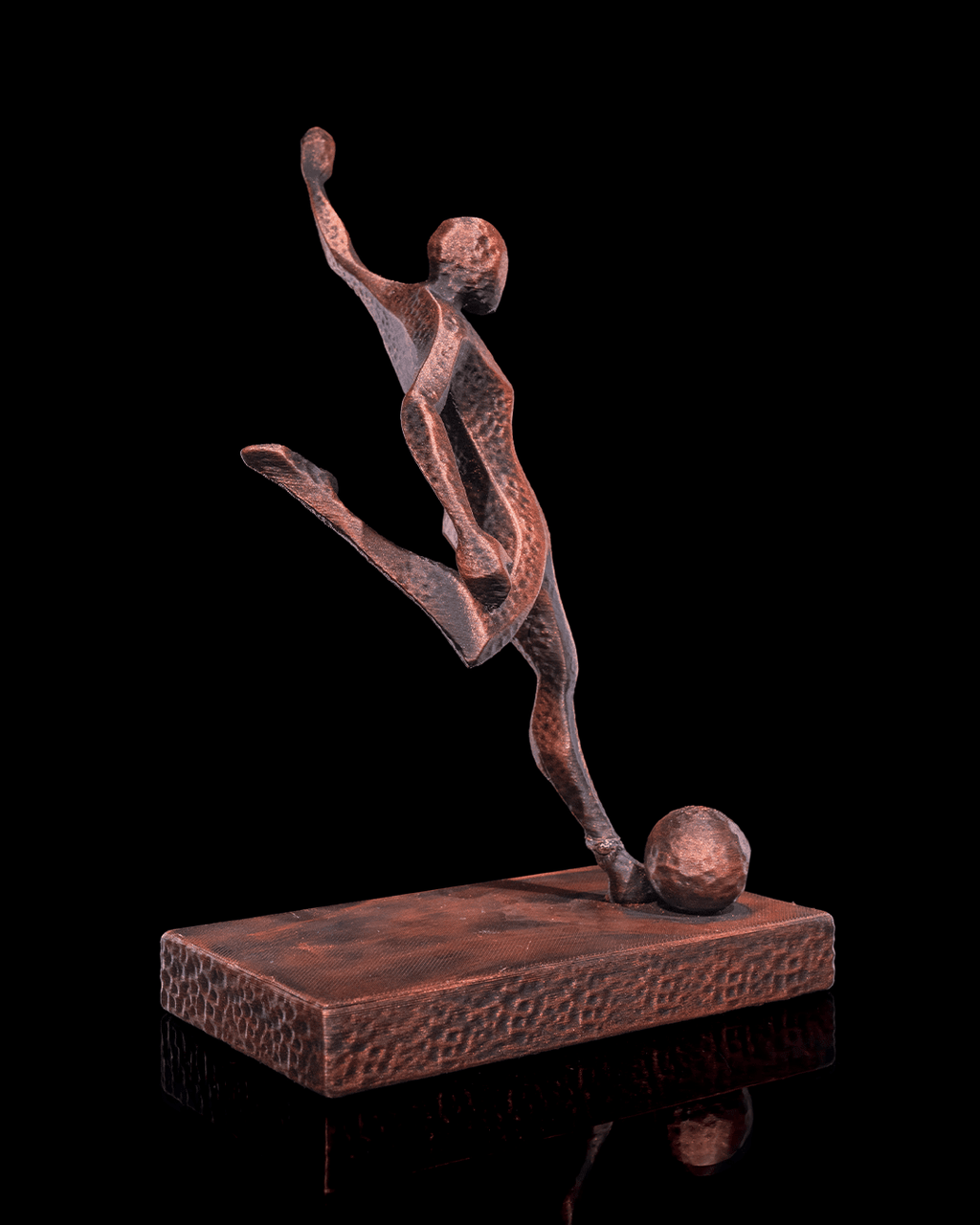 Fußballspieler-Statue in Kupfer-Optik, Ansicht von hinten schräg vor schwarzem Hintergrund – Münch3D