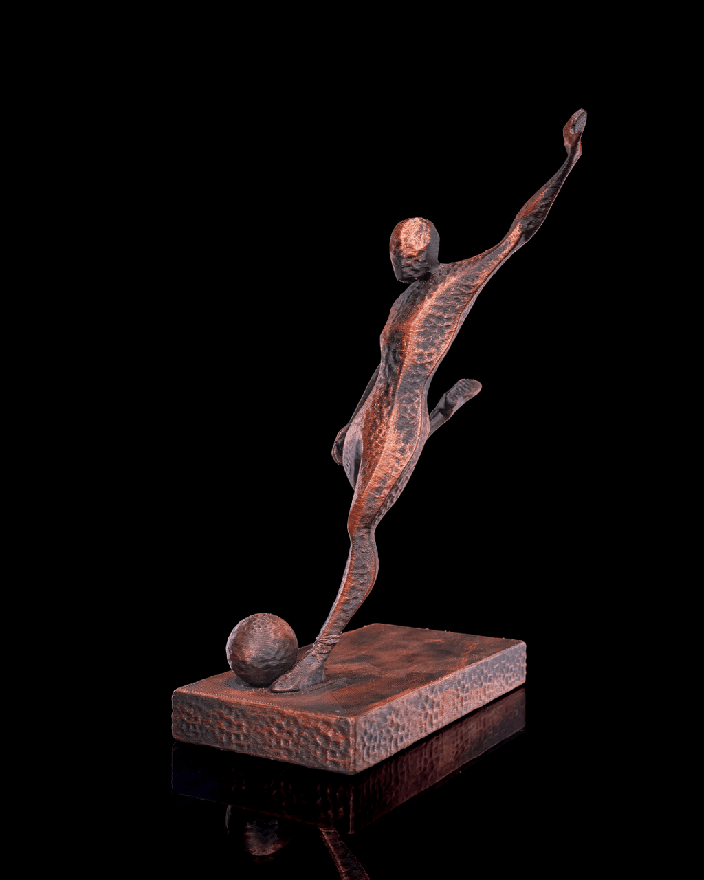 Fußballspieler-Statue in Kupfer-Optik, Rückansicht mit erhobenem Arm vor schwarzem Hintergrund – Münch3D
