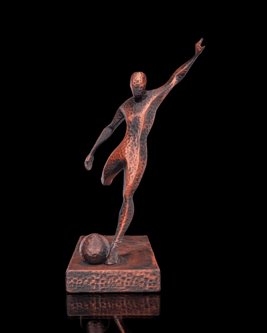 Fußballspieler-Statue in Kupfer-Optik, Ansicht leicht von der Seite vor schwarzem Hintergrund – Münch3D