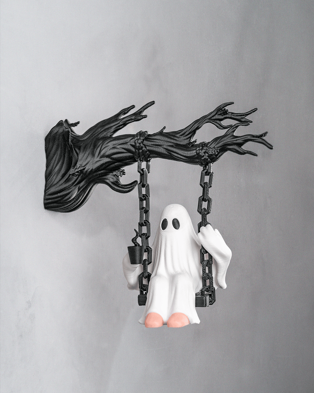 Geist auf der Schaukel Halloween-Wanddeko, symmetrische Frontalansicht an grauer Steinwand