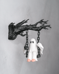Geist auf der Schaukel Halloween-Wanddeko, symmetrische Frontalansicht an grauer Steinwand
