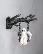 Geist auf der Schaukel Halloween-Wanddeko, symmetrische Frontalansicht an grauer Steinwand