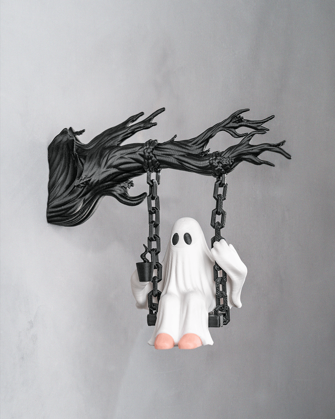 Geist auf der Schaukel Halloween-Wanddeko, symmetrische Frontalansicht an grauer Steinwand