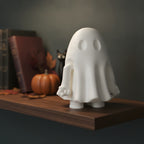 Geist-Figur von hinten mit aufgestecktem Arm auf Holzregal