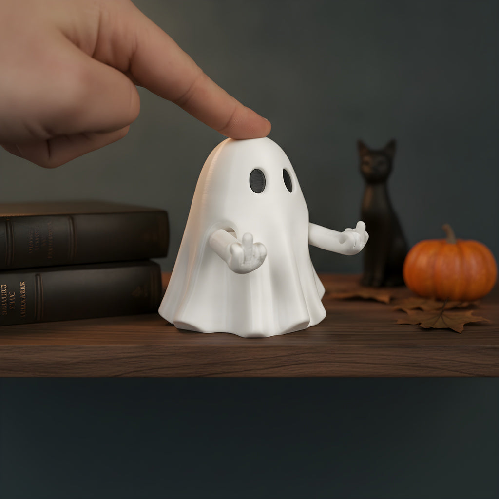 Geist-Figur mit Stinkefinger in dynamischer Pose, Hand hält die Figur zum Größenvergleich