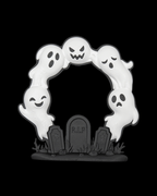 Geister-Torbogen Halloween Deko freigestellt, fünf weiße Geister mit Gesichtsausdrücken über schwarzer Friedhofs-Grundplatte mit drei Grabsteinen und R.I.P.-Gravur
