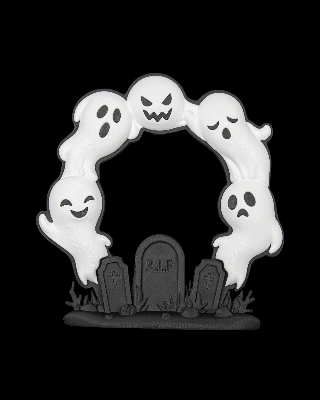 Geister-Torbogen Halloween Deko freigestellt, fünf weiße Geister mit Gesichtsausdrücken über schwarzer Friedhofs-Grundplatte mit drei Grabsteinen und R.I.P.-Gravur