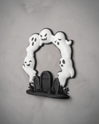 Geister-Torbogen Halloween Deko vor Steinwand im Dreiviertelprofil, seitliche Perspektive zeigt die flache Tiefe des Reliefs