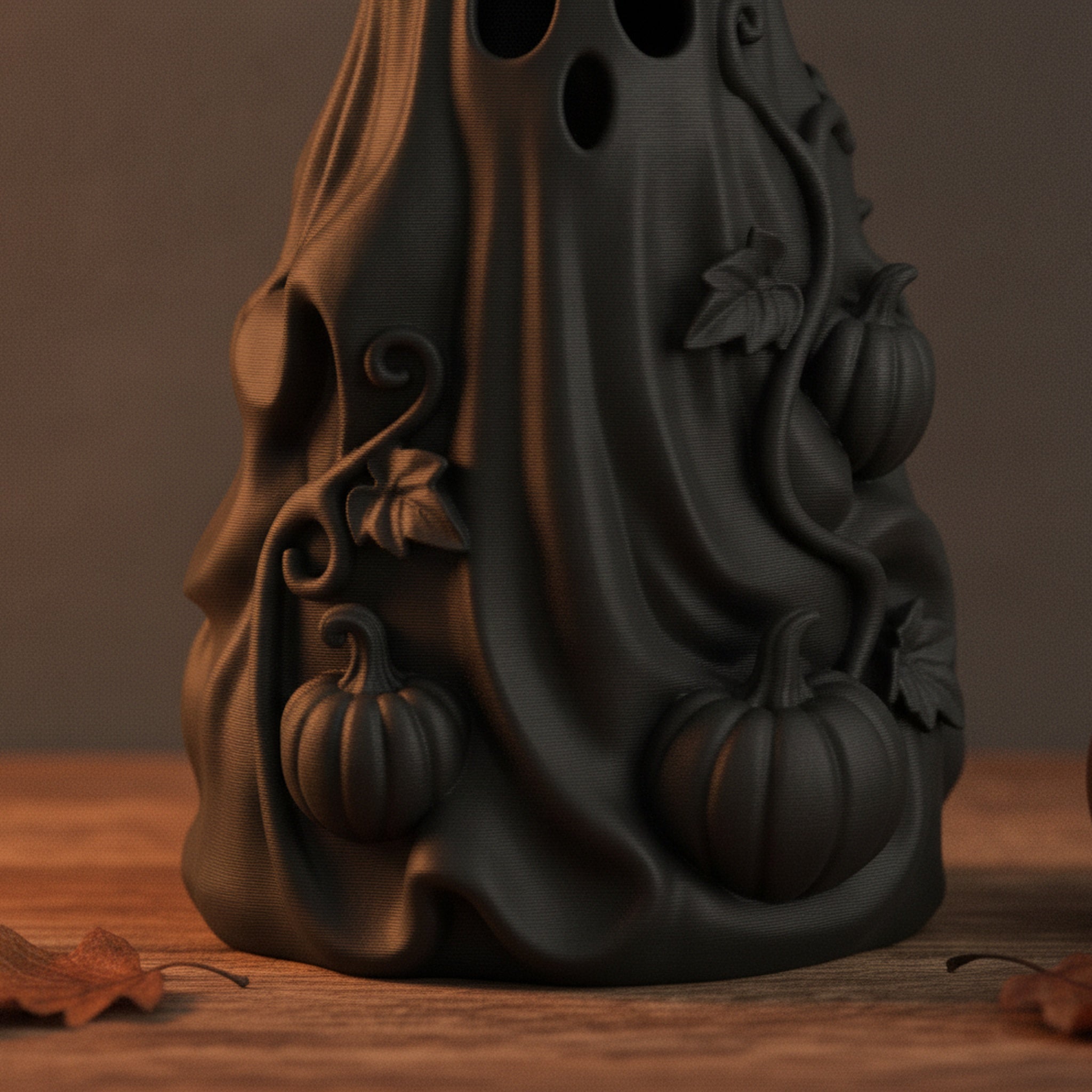 Makroaufnahme des Kürbis- und Rankenreliefs der Geistervase mit sichtbaren 3D-Druck-Schichtlinien